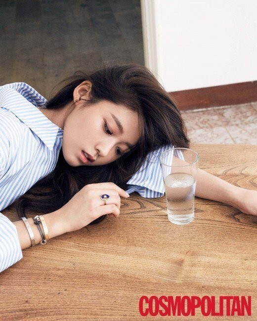 AOA 成员雪炫亮相时尚杂志《Cosmopolitan》9月号封面