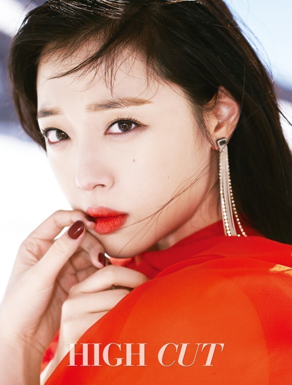 《HIGH CUT》公开了由演员雪莉拍摄的一组写真 《HIGH CUT》公开了由演员雪莉拍摄的一组写真