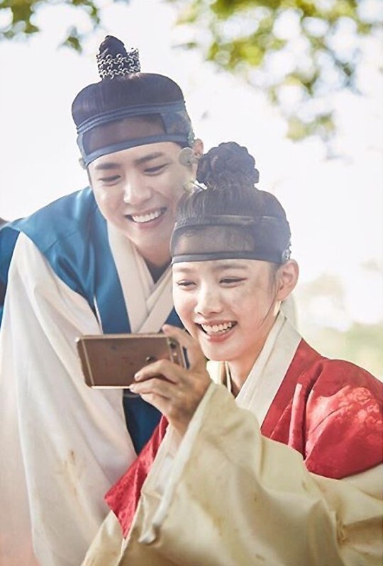 《云画的月光》公开了朴宝剑和金裕贞的侧拍照