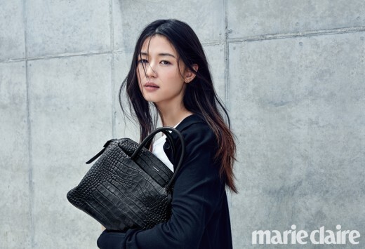 《Marie Claire》发布了一组全智贤为某品牌拍摄的9月刊写真 《Marie Claire》发布了一组全智贤为某品牌拍摄的9月刊写真