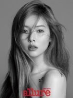 韩国歌手泫雅公开了一组为时尚杂志拍摄的最新写真