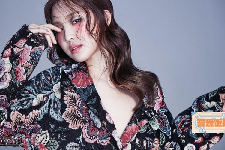 《灰姑娘与四骑士》主演孙娜恩公开了一组最新画报