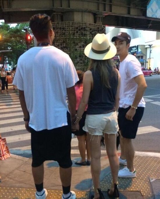 萧亚轩被网友拍到与一名男子在曼谷大街上十指紧扣 萧亚轩被网友拍到与一名男子在曼谷大街上十指紧扣