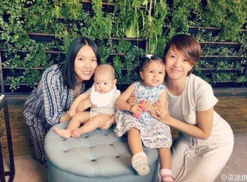 梁咏琪晒出带着女儿与张梓琳母女相聚的照片 梁咏琪晒出带着女儿与张梓琳母女相聚的照片