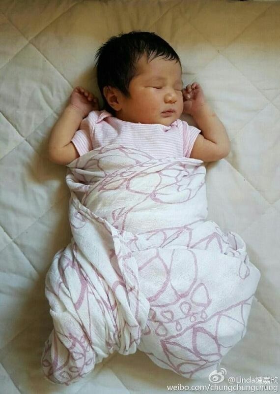 钟嘉欣在微博上贴出爱女的近照 钟嘉欣在微博上贴出爱女的近照