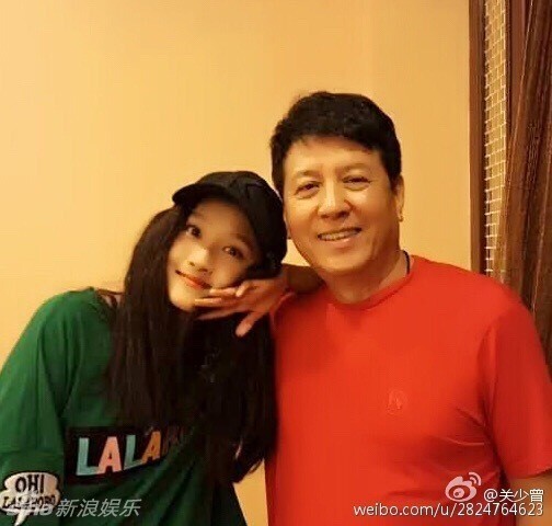 关晓彤的父亲关少曾微博晒出和女儿的合影