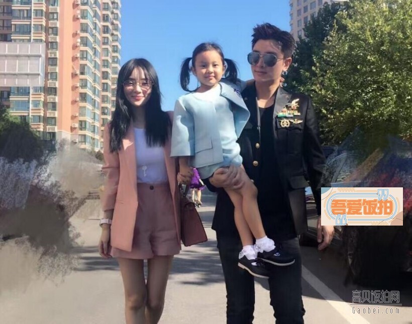 又是一年开学季,甜馨一家温馨合照一下 又是一年开学季,甜馨一家温馨合照一下
