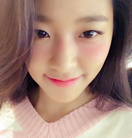 AOA雪炫展现了“酒醉化妆” AOA雪炫展现了“酒醉化妆”