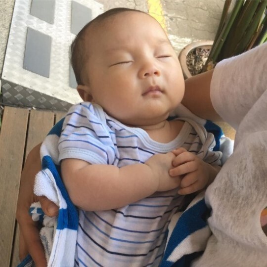 韩国演员朴信惠晒出小27岁堂弟的照片 韩国演员朴信惠晒出小27岁堂弟的照片