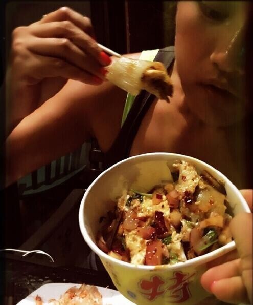 瞿颖晒出自己买哈尔滨烤冷面当夜宵并大快朵颐的照片
