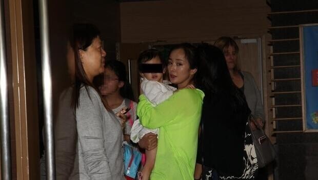 有媒体拍到杨幂送女儿小糯米去上学? 有媒体拍到杨幂送女儿小糯米去上学?