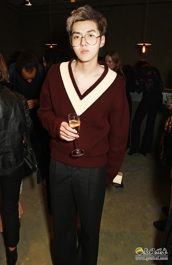 继前阵子红羽绒服撞衫大妈后,吴亦凡是越来越敢穿 继前阵子红羽绒服撞衫大妈后,吴亦凡是越来越敢穿