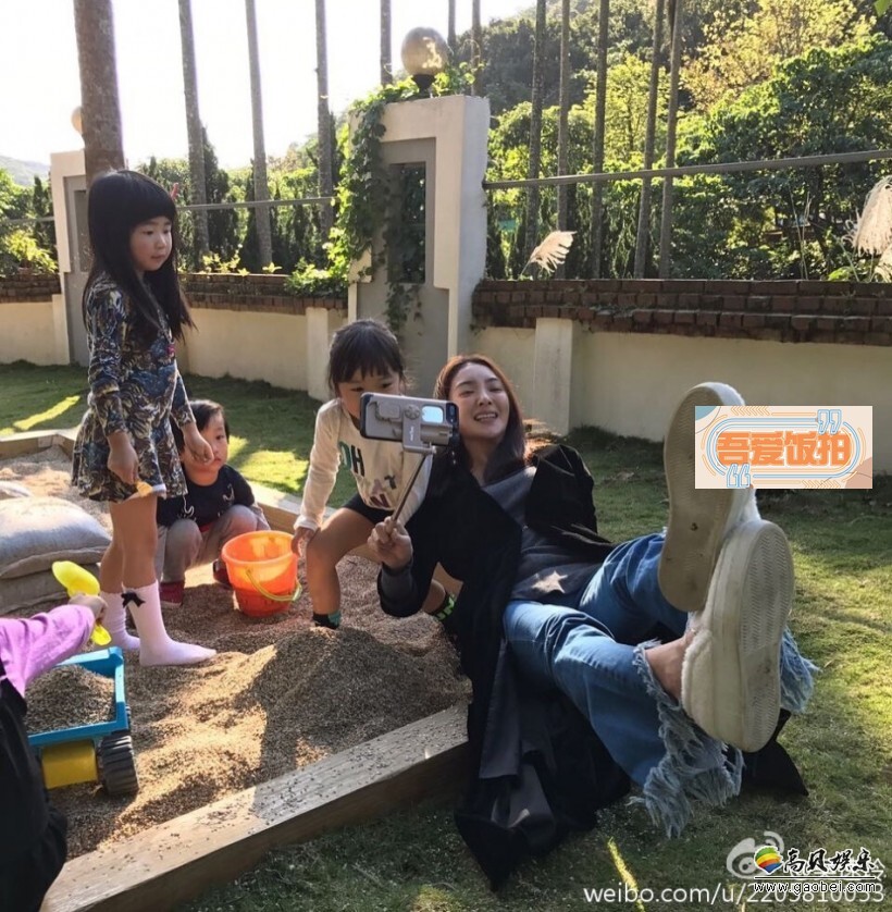 曹格娇妻吴速玲在微博晒出Joe和姐姐的玩耍照 曹格娇妻吴速玲在微博晒出Joe和姐姐的玩耍照
