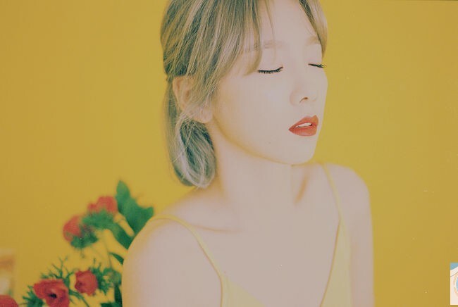 少女时代成员太妍日前公开了梦幻的专辑预告照