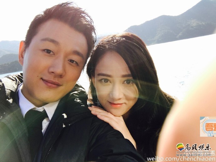 陈乔恩兴奋晒出和众位主创的亲密合照