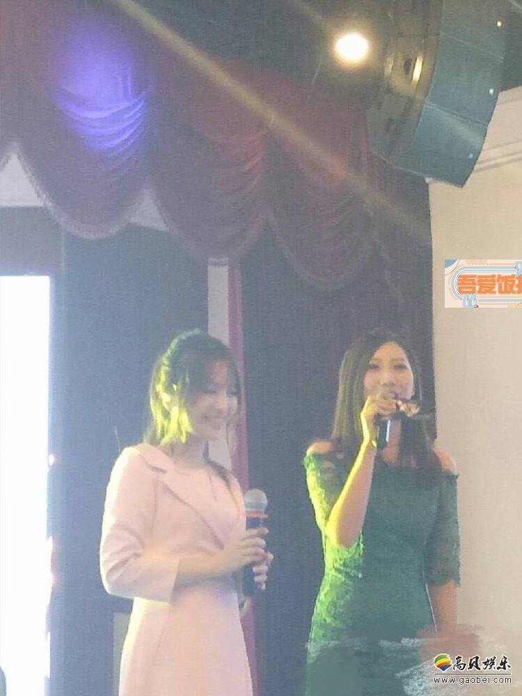 在江苏某地商演的金莎结束演出后现身演出商的饭局