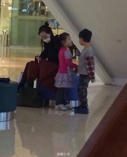 有网友爆料称马蓉带着一双儿女在西安北郊的熙地港逛街 有网友爆料称马蓉带着一双儿女在西安北郊的熙地港逛街