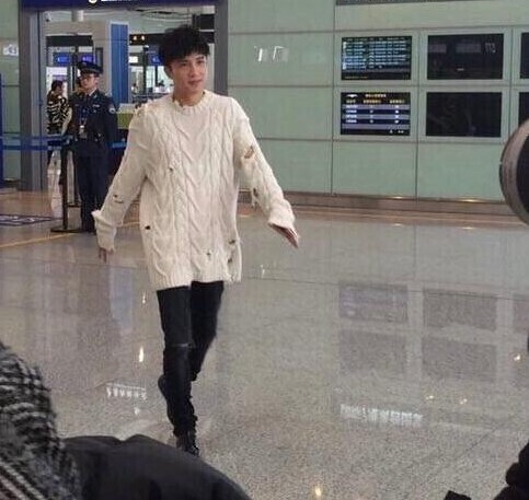 薛之谦在长沙机场拍摄新剧时被粉丝偶遇