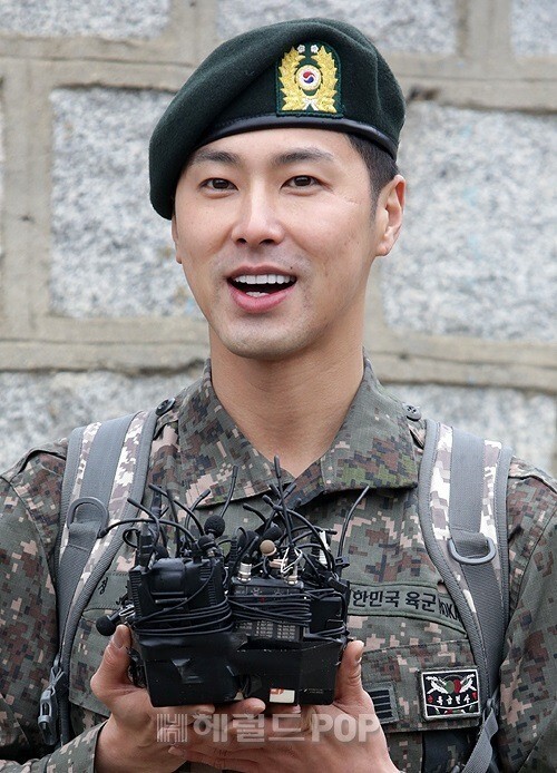 韩国男团东方神起成员郑允浩完成21个月的国防义务