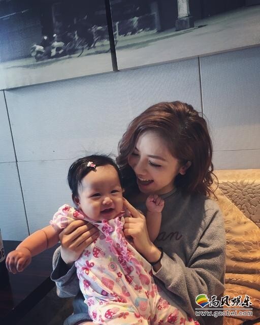 邓紫棋晒出和干女儿的照片 邓紫棋晒出和干女儿的照片