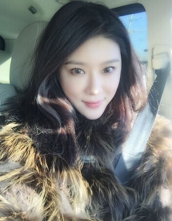 一位曾与赵雅淇合作过的知情人爆料称赵雅淇“想红”