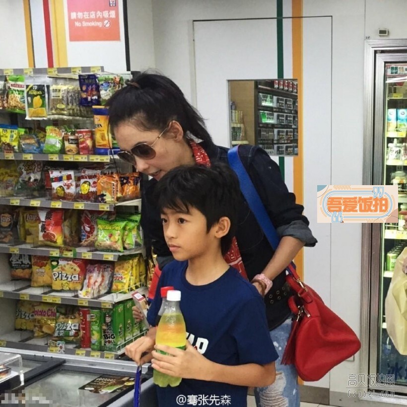 有网友晒出一组张柏芝带着两儿子逛超市的照片 有网友晒出一组张柏芝带着两儿子逛超市的照片