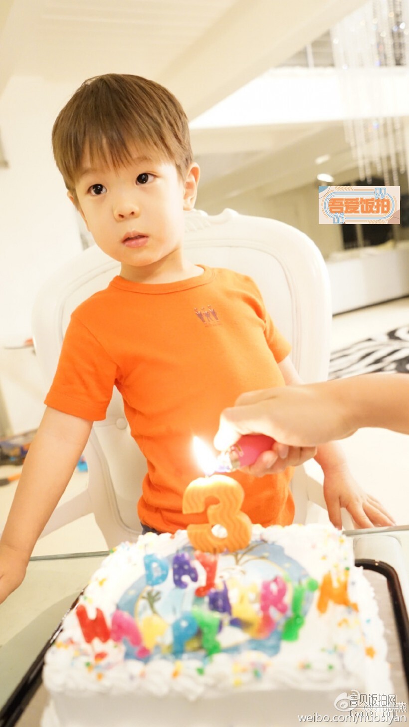 霍思燕晒出陪儿子嗯哼过三岁生日的照片