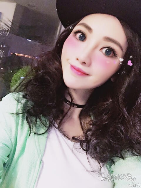 9月19日,柳岩在微博晒出一组自拍照 9月19日,柳岩在微博晒出一组自拍照