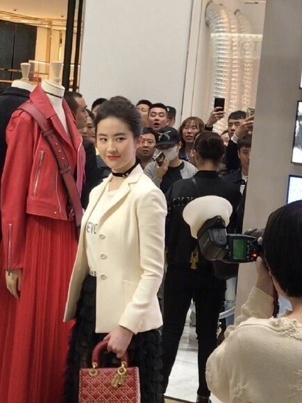 刘亦菲现身某品牌活动，她穿白外套搭黑裙