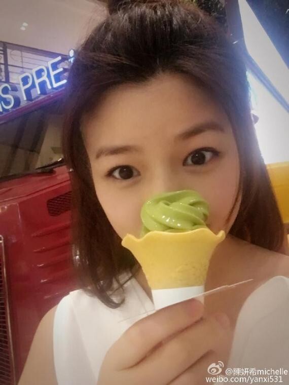 陈妍希拿着一个冰淇淋放在前面脸上肉嘟嘟的