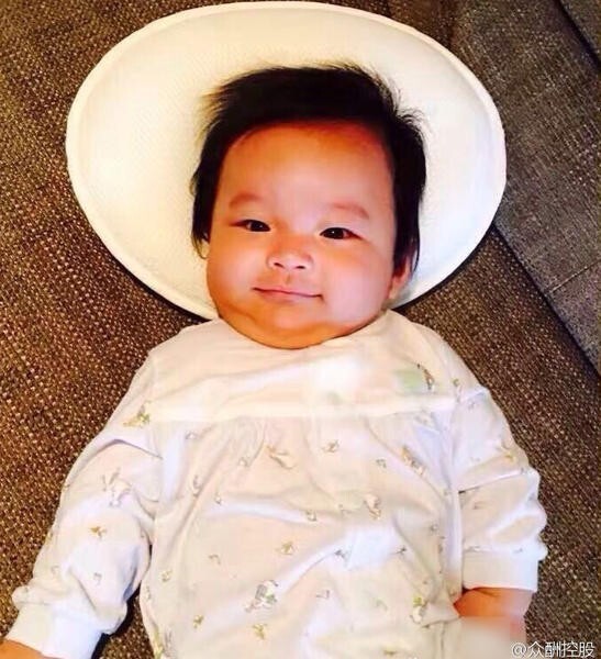 网上曝光一组大S婆婆张兰与孙子、孙女的合照 网上曝光一组大S婆婆张兰与孙子、孙女的合照