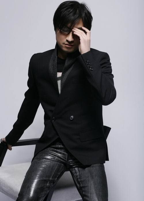 汪峰成在什么情况下成为职业歌手的？