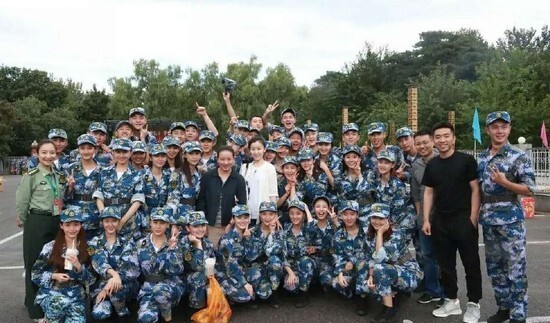 关晓彤班级军训合影大合照曝光了? 关晓彤班级军训合影大合照曝光了?