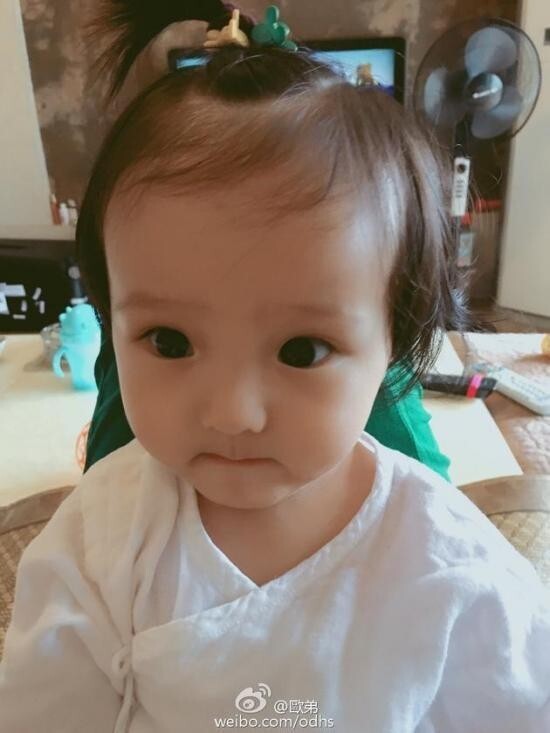 欧弟女儿大眼又出镜了,瞬间就萌化了? 欧弟女儿大眼又出镜了,瞬间就萌化了?