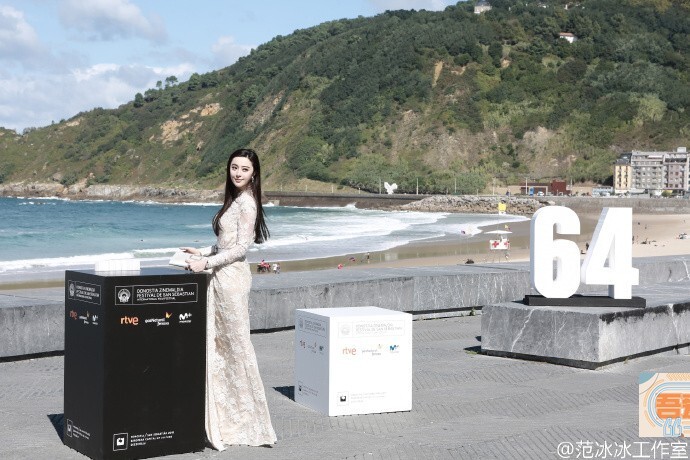 范爷穿白裙似天鹅，美翻了，李晨真幸福？