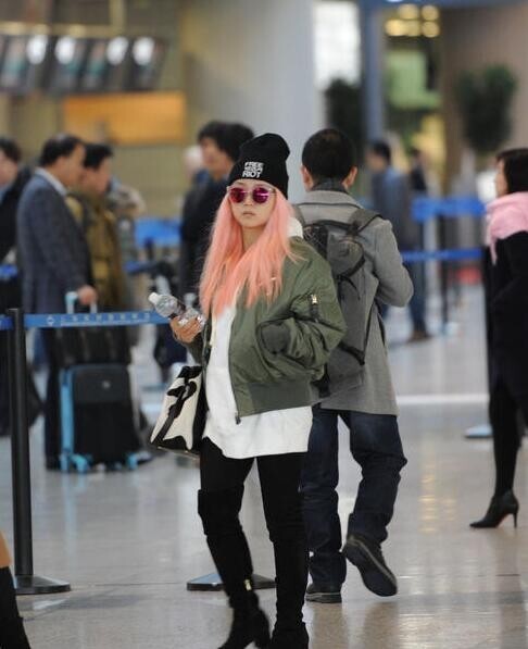 深陷离婚风波的何洁清晨现身机场？