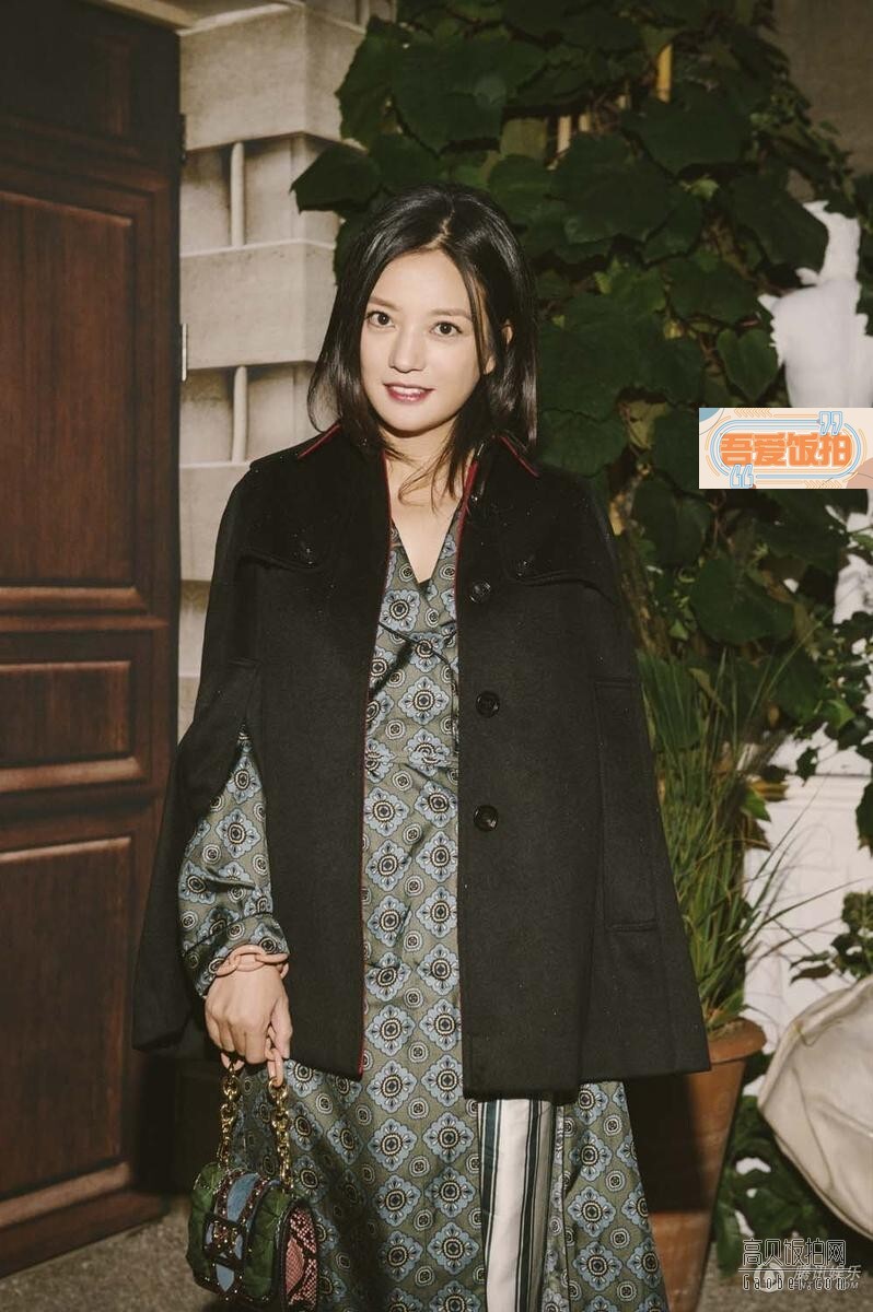 又一个斗篷配睡衣的明星亮相了,是谁? 又一个斗篷配睡衣的明星亮相了,是谁?