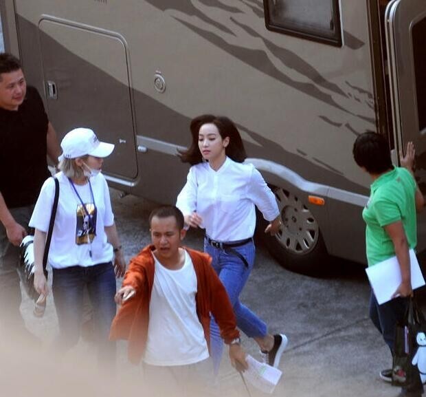 宋茜来到某校园拍戏秒变学生妹? 宋茜来到某校园拍戏秒变学生妹?