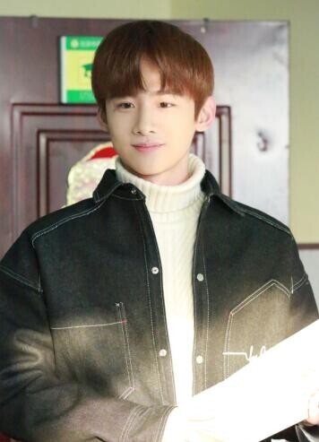 新生代男演员白敬亭携手中国少年儿童基金做什么了？