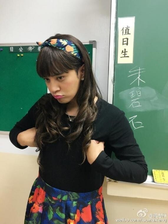 罗志祥微博晒出一张女扮男装的照片 罗志祥微博晒出一张女扮男装的照片