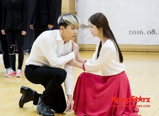 《那些日子》在首尔忠武艺术中心的大剧院内举行了记者会