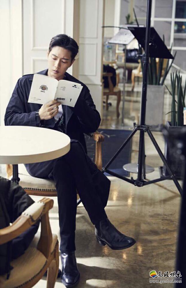 朴海镇吃饭走路都在看剧本被赞了? 朴海镇吃饭走路都在看剧本被赞了?