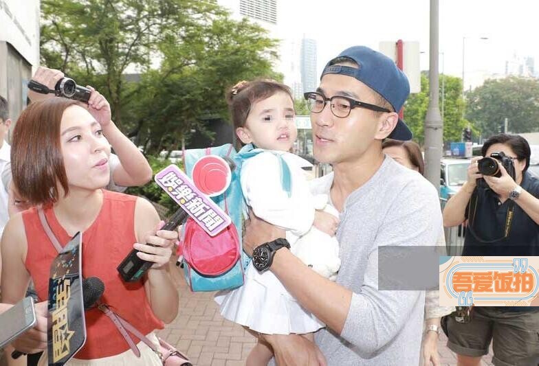 刘恺威接小糯米放学了,看来疼爱有加呀! 刘恺威接小糯米放学了,看来疼爱有加呀!