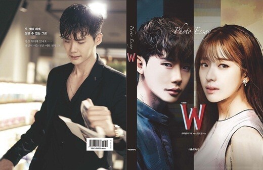《W-两个世界》已于5日起开始发行精装版《W》PHOTo Essay写真集
