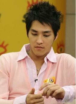 蓝正龙在哪一年参与台湾第一部以彩妆为主题的偶像剧《粉爱粉爱你》 蓝正龙在哪一年参与台湾第一部以彩妆为主题的偶像剧《粉爱粉爱你》