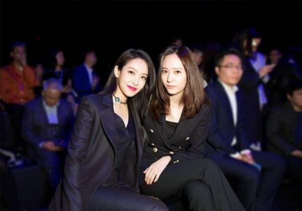 f(x)成员Victoria和Krystal在中国聚美盛典上获奖 f(x)成员Victoria和Krystal在中国聚美盛典上获奖