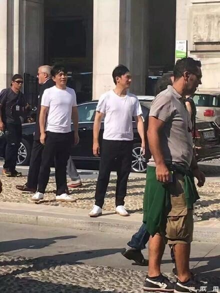 有网友在微博晒出影帝梁朝伟在意大利拍戏的照片