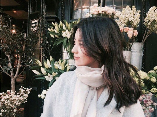 演员韩孝周的日常照通过官方公开