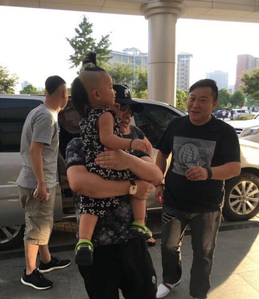 郭德纲携德云社成员疑似去看望受伤的弟子张云雷 郭德纲携德云社成员疑似去看望受伤的弟子张云雷