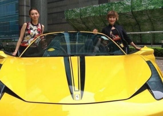 陈曼娜送400万黄色法拉利贺女儿结婚
